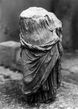 statua femminile panneggiata